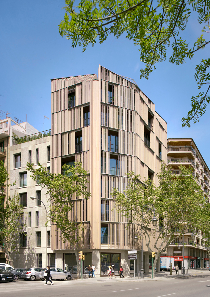 Gelegen ist das achtgeschossige Wohnhaus am belebten Passeig de Mallorca.