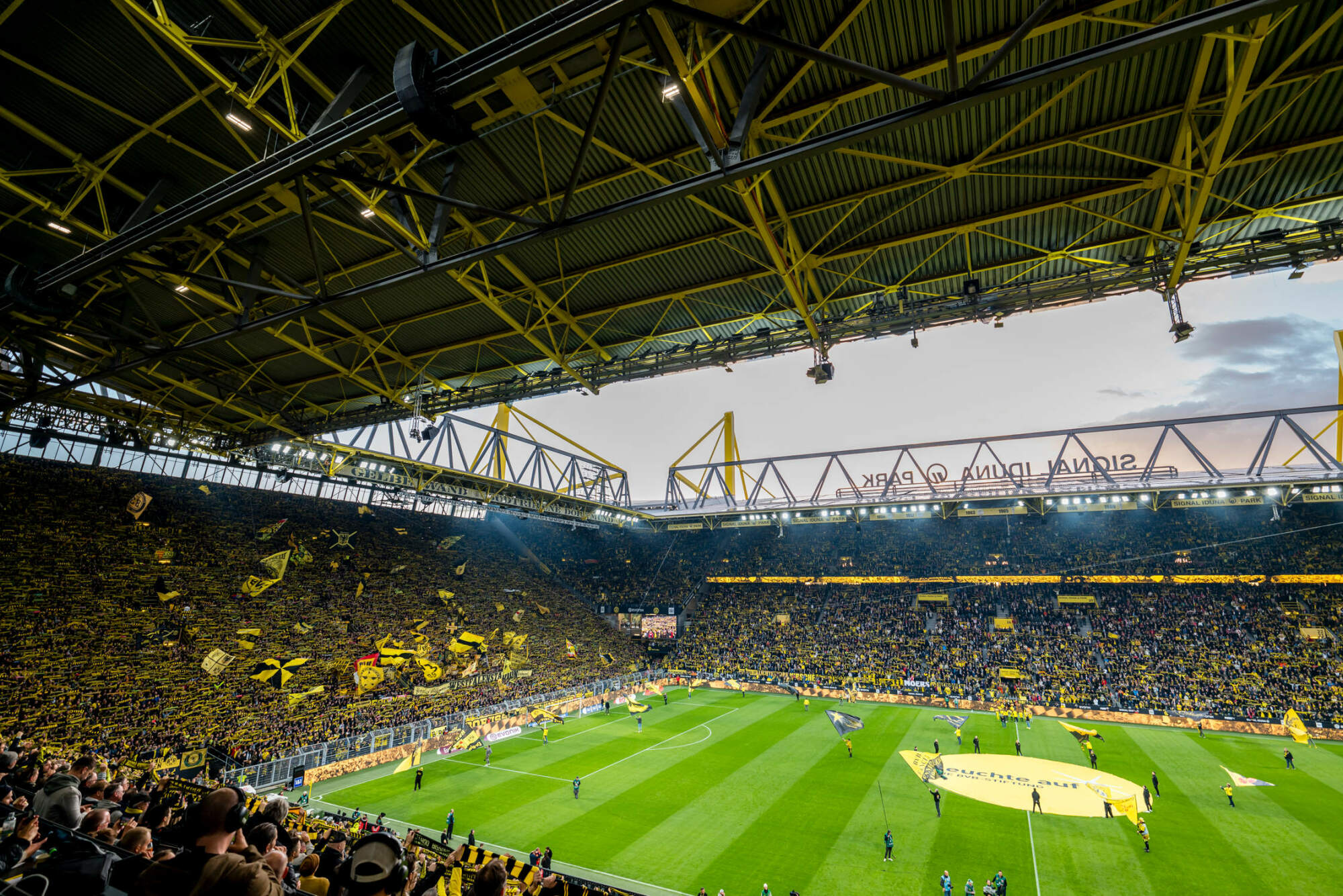 2020 verpflichtete sich der DFB mit der Unterzeichnung des Sports for Climate Action Framework der Vereinten Nationen den CO2-Ausstoß zu reduzieren. 2022 hat auch die UEFA Richtlinien für eine nachhaltige Infrastruktur des Fußballs vorgestellt.