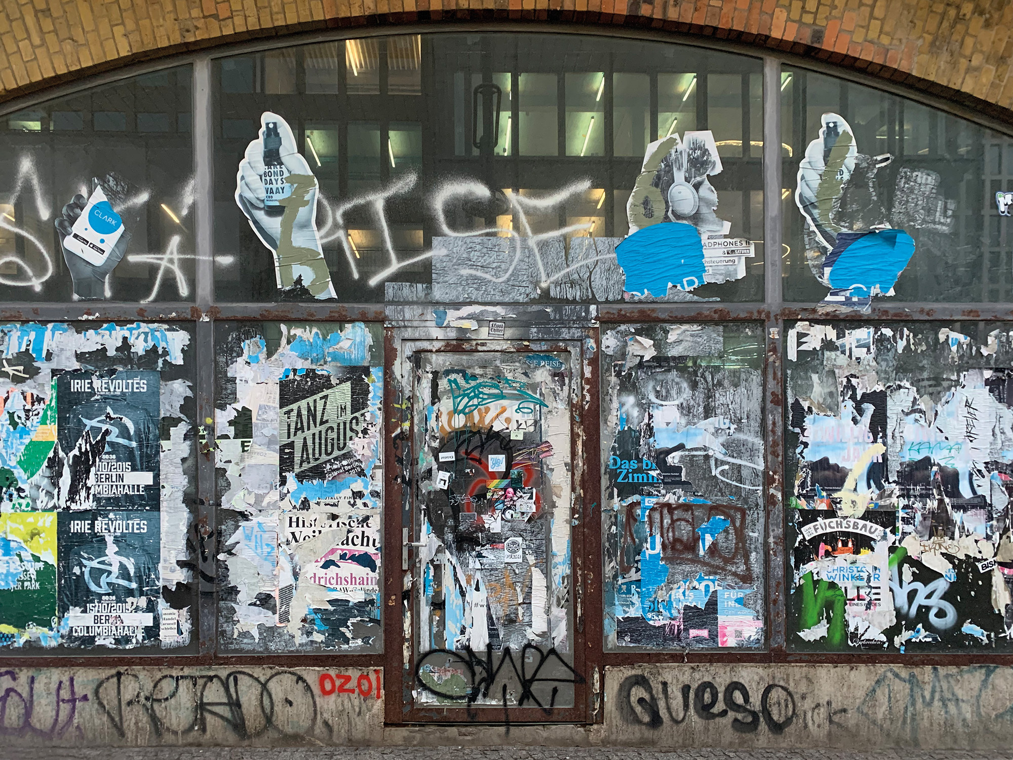 Eingangstüren, Schaufenster sowie öffentlich zugängliche Erdgeschoss-Bereiche sind besonders exponiert für Schäden durch Vandalismus. 