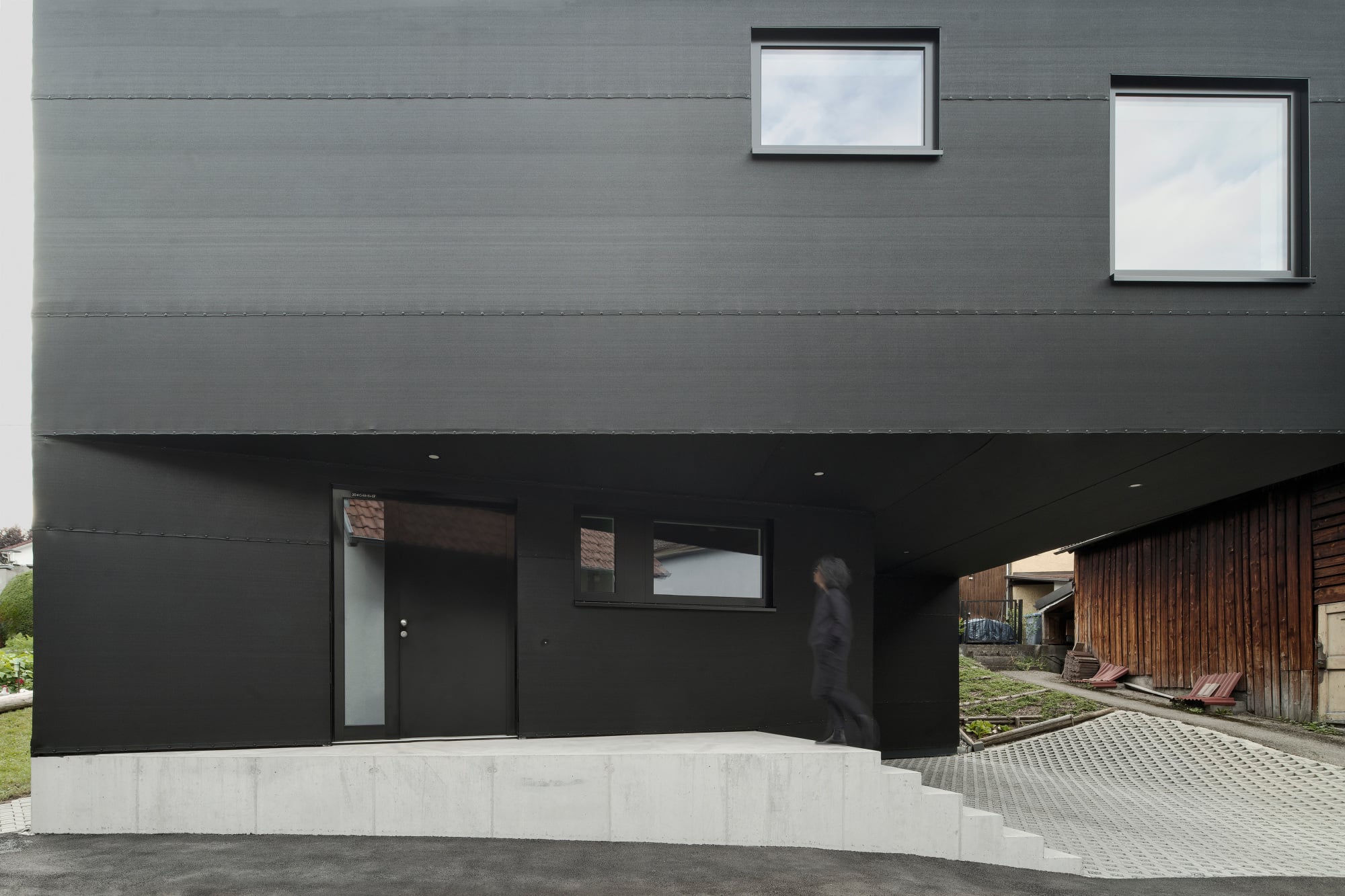 Für Carport und Dachterrasse wurden Teilvolumina aus dem Baukörper geschnitten.