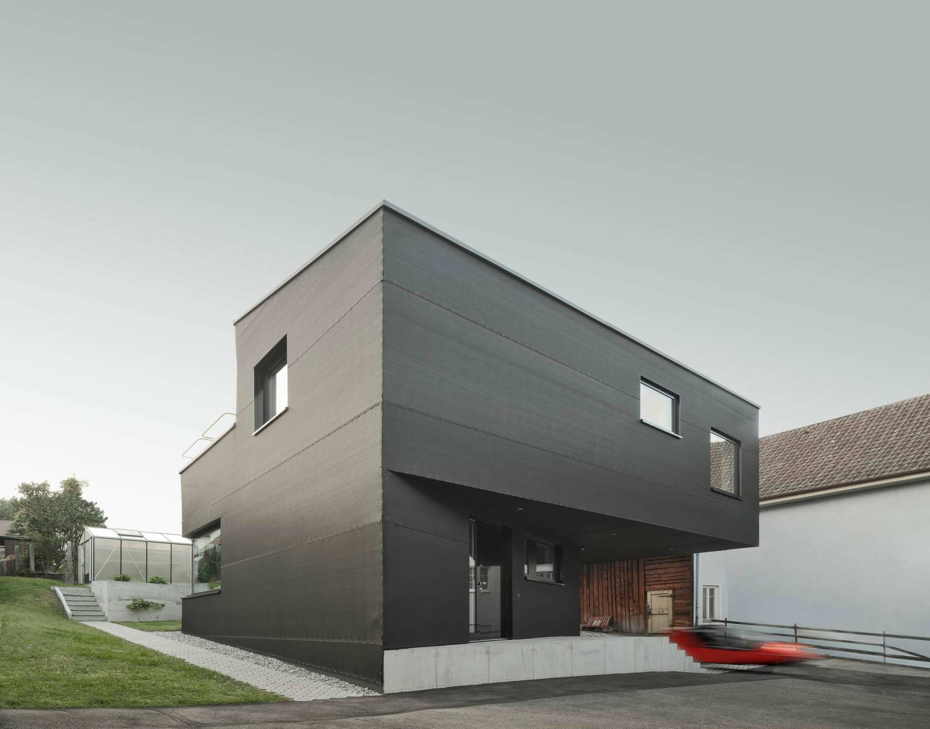 Der Neubau befindet sich in zweiter Reihe im dicht bebauten Ortskern.