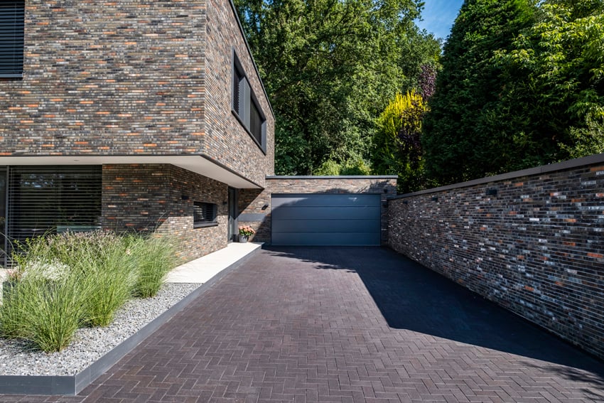 Mit den 5 cm schmaleren Terca Eco-bricks konnte 20-30% der beim Bau der Fassade anfallenden Kohlenstoff-Emissionen eingespart werden. Das Haus erfüllt die Anforderungen an ein Effizienzhaus KfW 40.