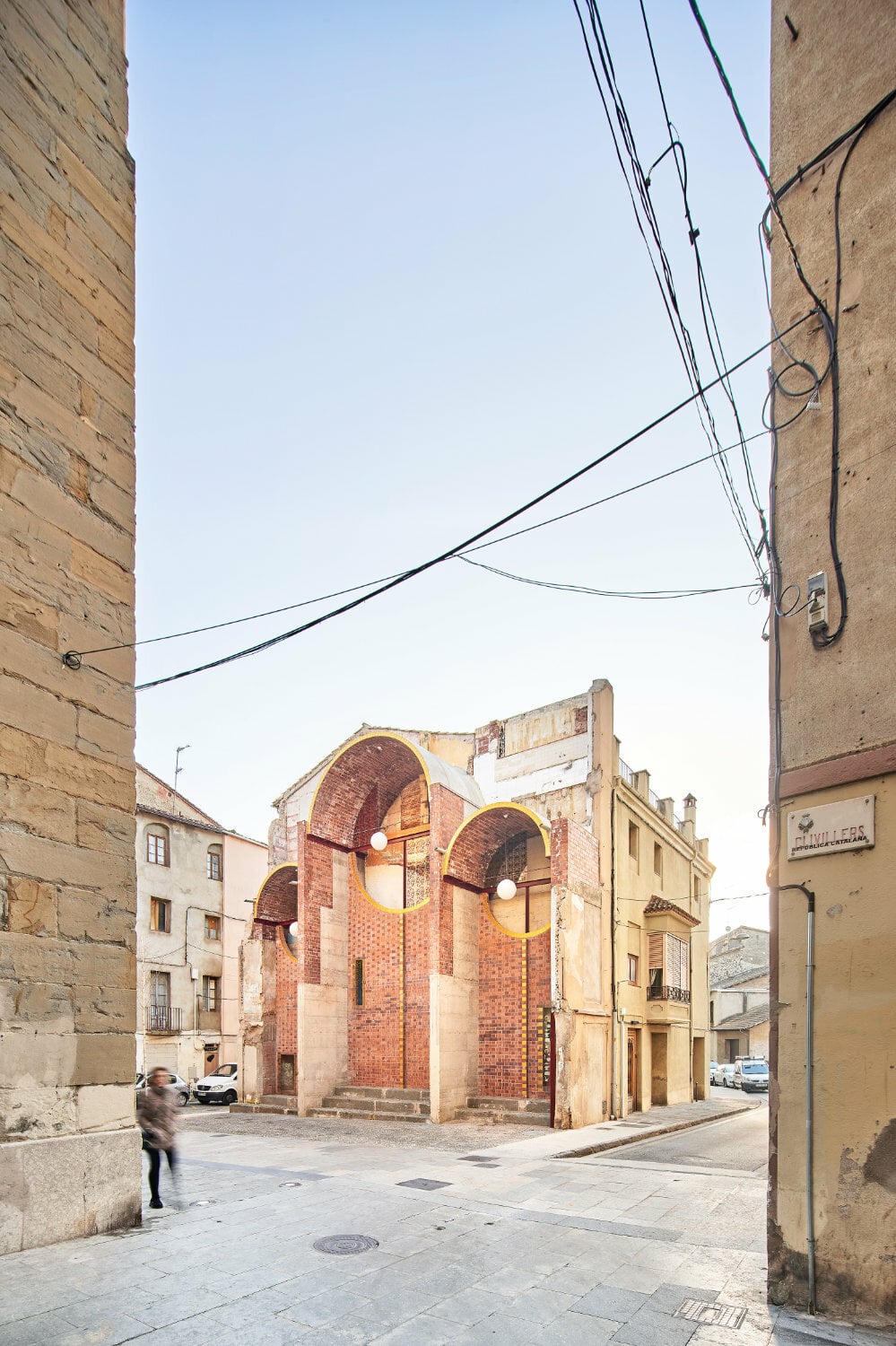 Die Struktur ähnelt dem Querschnitt einer dreischiffigen Basilika, mit einem großen Tonnengewölbe in der Mitte und zwei kleineren, die es seitlich flankieren.