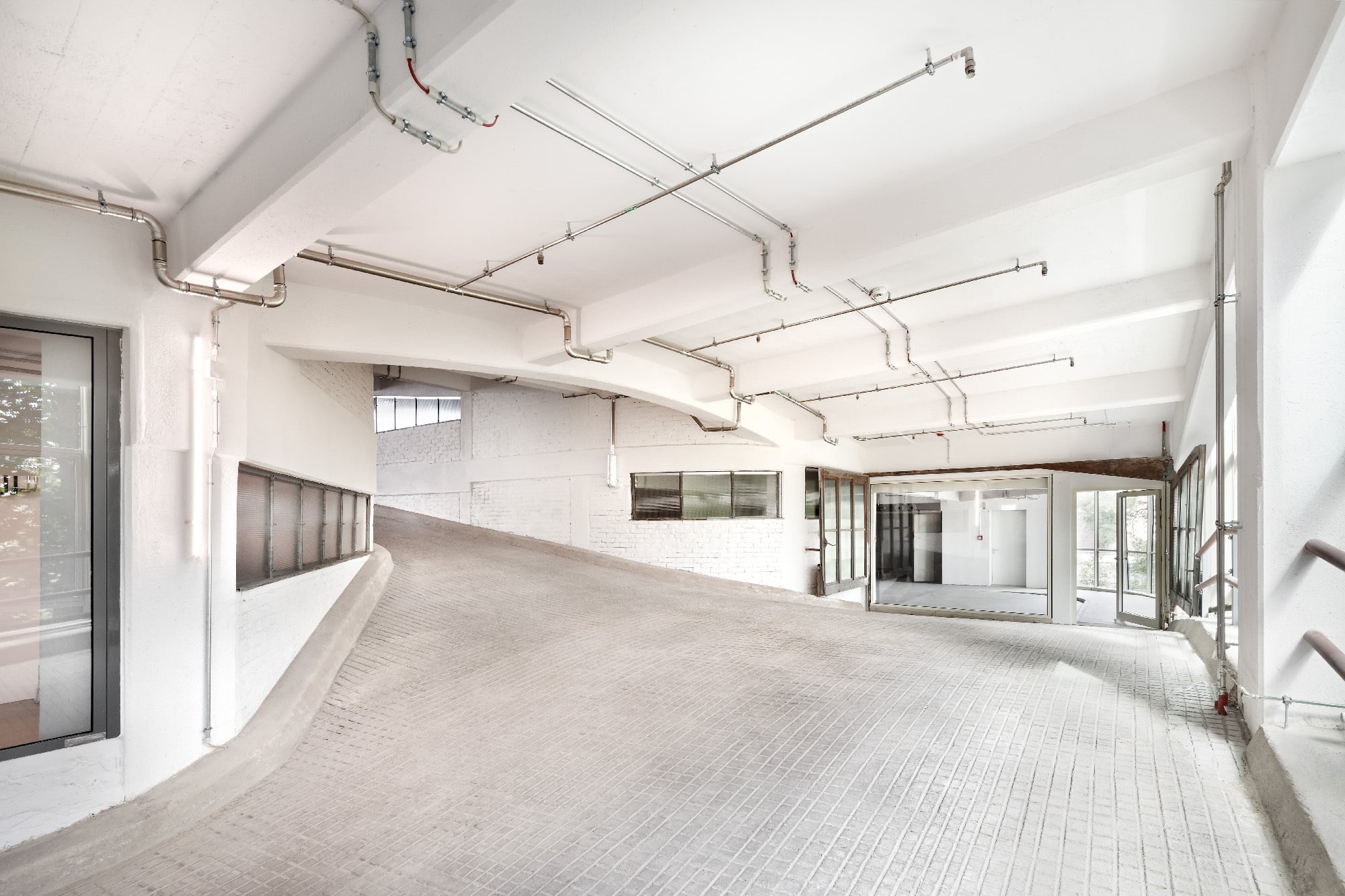 Die Architekten Hermann Zweigenthal und Richard Paulick in Zusammenarbeit mit Lohmüller, Korschelt & Renker errichteten das Haus für Automobile als Eisenbeton-Skelettbau mit einer befahrbaren Doppel-Helix-Betonwendelrampe.