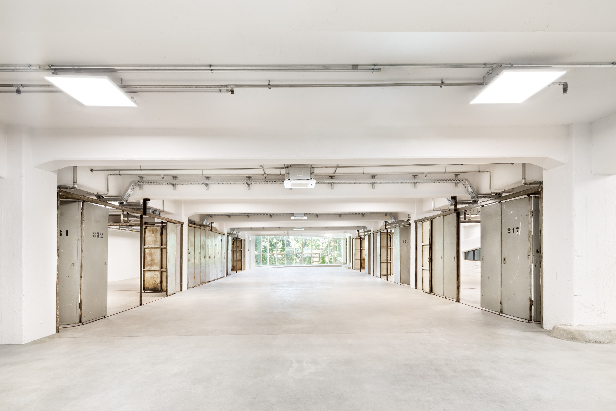 Das Architekturbüro Nalbach + Nalbach hat sich dabei an Potenzial und authentischer Raumwahrnehmung der lichten und weiten Hallen orientiert.