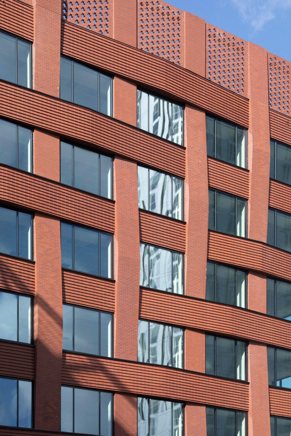 An den Längsseiten kommt eine scheinbare Köperbindung zur Ausführung, ein Webmuster für den Stoff Twill, bei dem die Diagonale betont wird.
