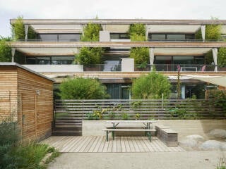 35 Wohneinheiten gibt es in dem Gebäude, einem Hybrid aus Beton und Holz, geplant von der ArchitekturWerkstatt Vallentin.