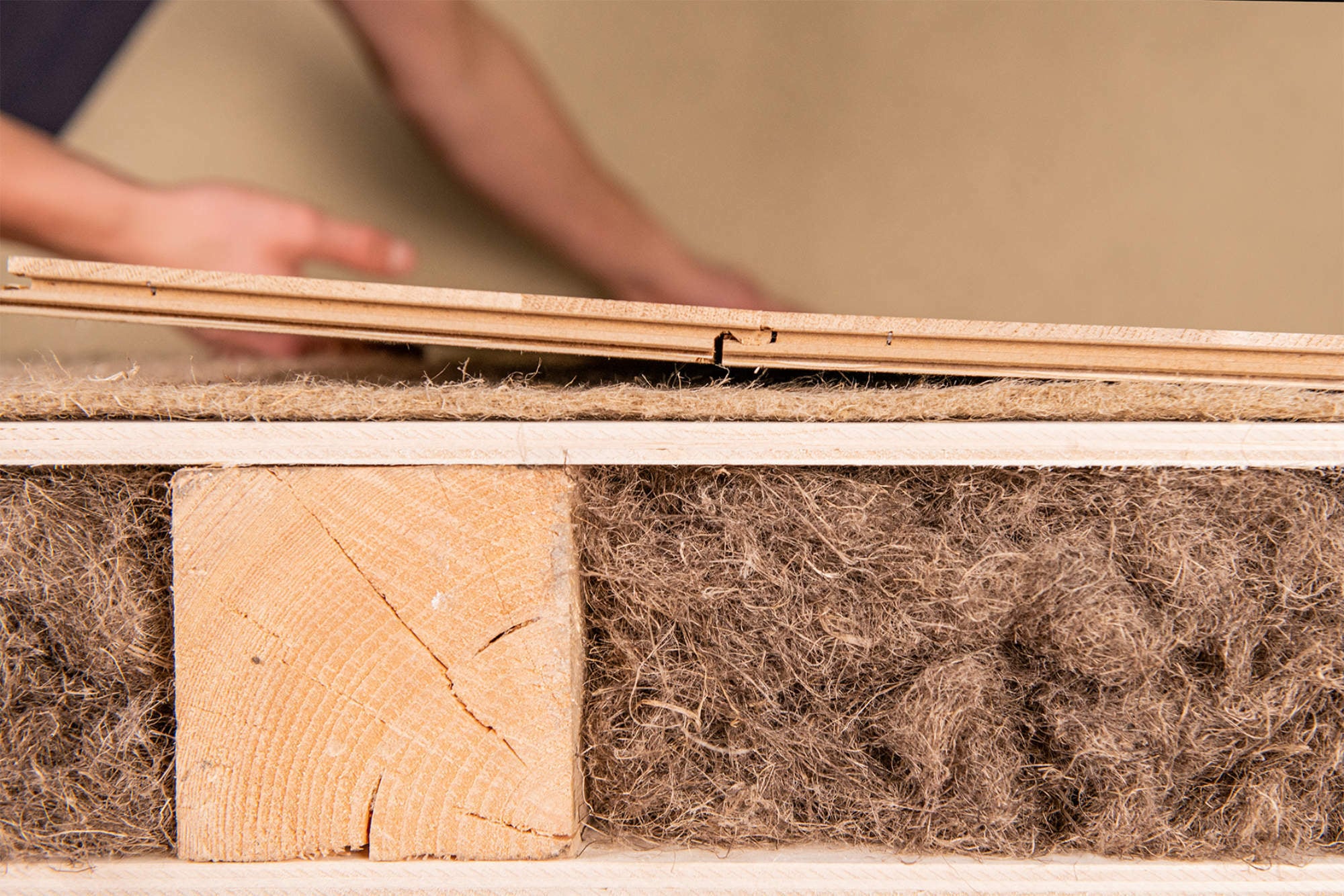 Beispielhafter Fußbodenaufbau  mit Naturdämmmatten aus Hanf als  Trittschalldämmung und  Hanfdämmfasern als Wärmedämmung.