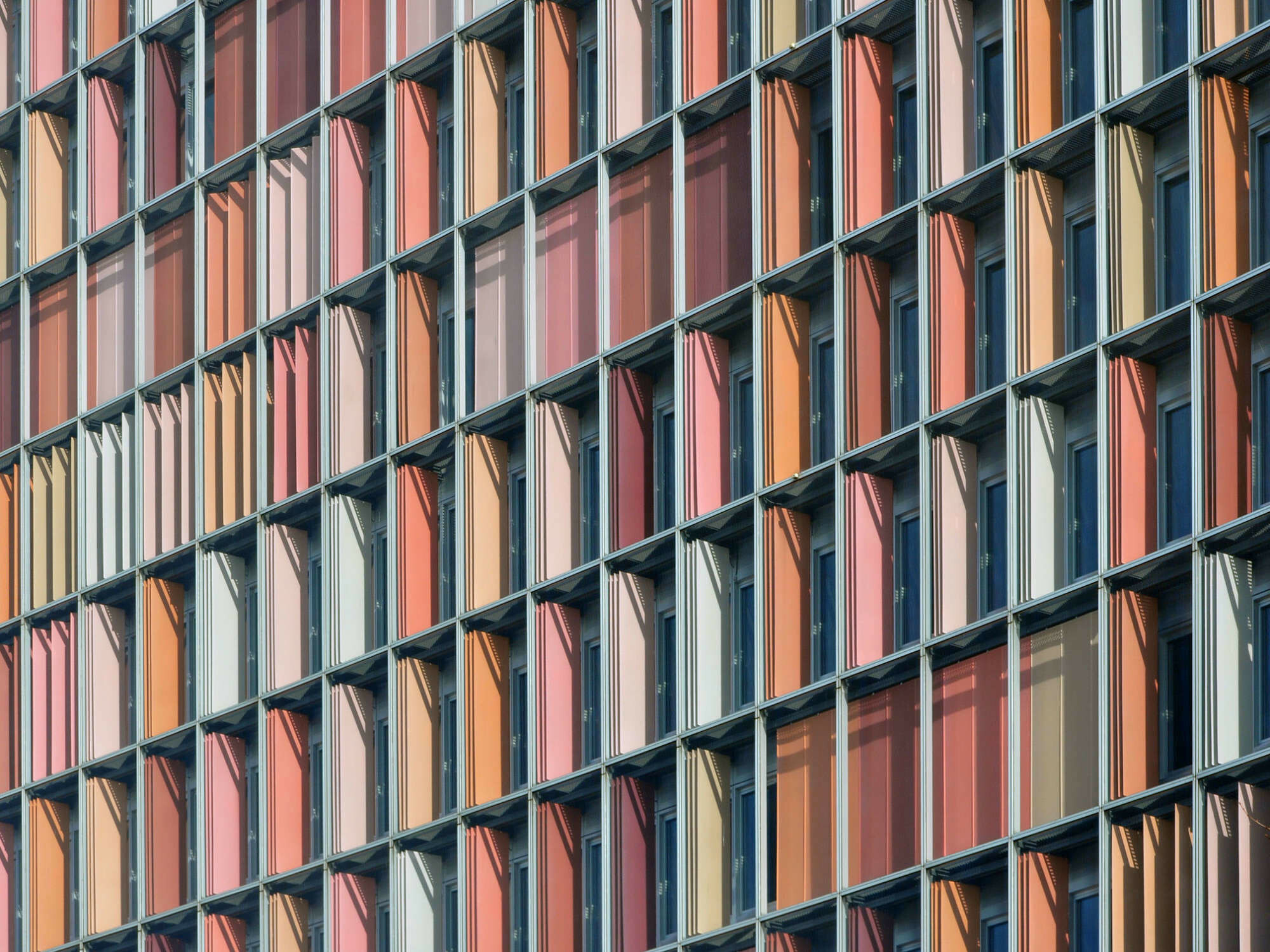 Mithilfe passiver Designstrategien wie der Gebäudeausrichtung lassen sich solare Gewinne und natürliche Ventilation ausnutzen, was sich positiv auf die Energiebilanz eines Gebäudes auswirken kann. Im Bild: Rocket-Tower in Berlin (1999) von Sauerbruch Hutton.
