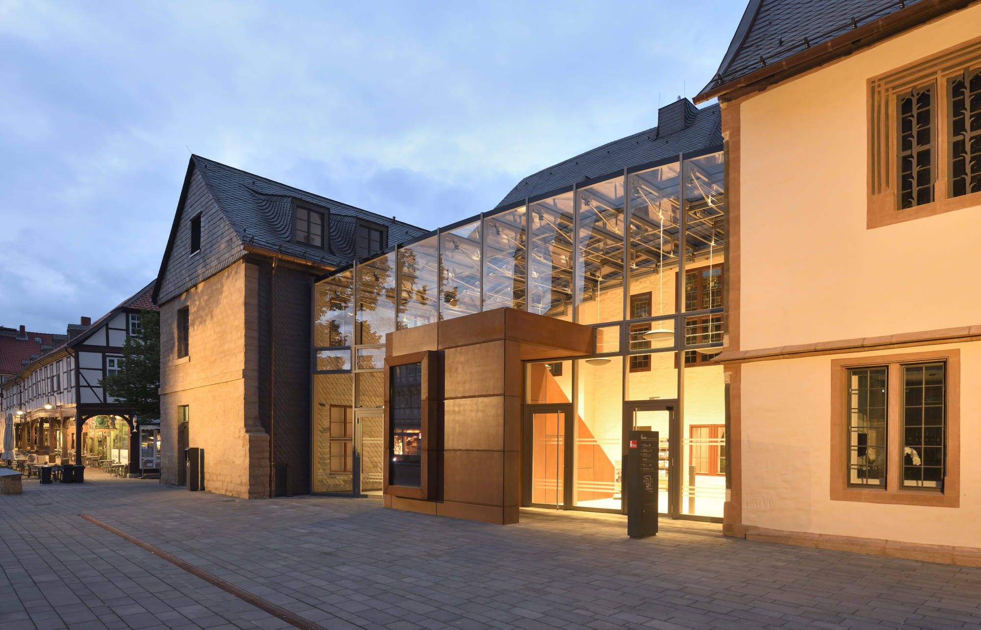 Westfassade mit Atrium