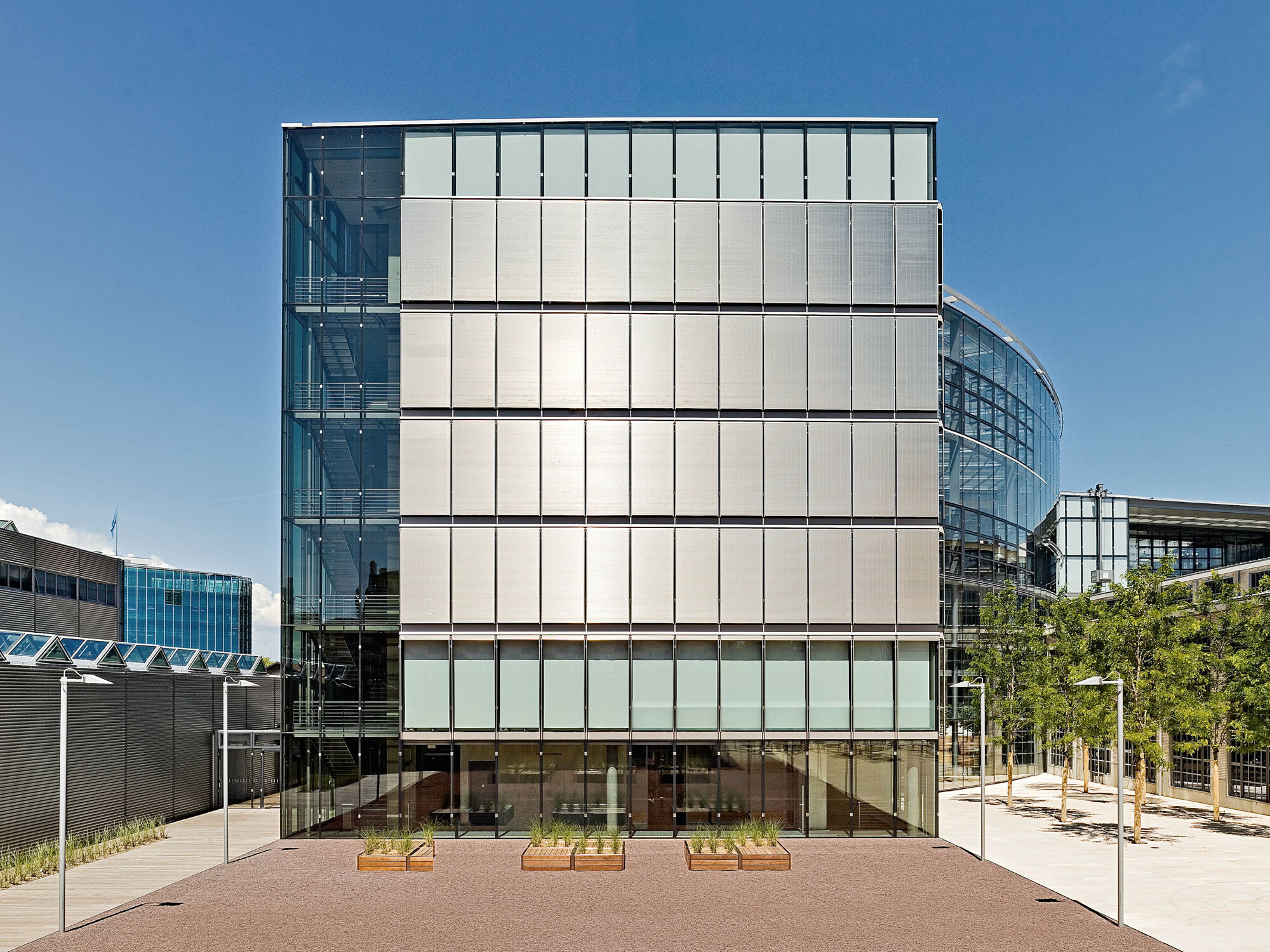 Am Berliner Hochhaus „Upper West“ von Christoph Langhof Architekten und KSP Jürgen Engel Architekten hält der filigrane Metallbehang s_enn auch hohen Windlasten stand.