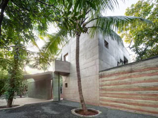 Das Haus der Betonexperimente befindet sich in der westindischen Küstenstadt Alibag im Bundesstaat Maharashtra im Distrikt Raigad.