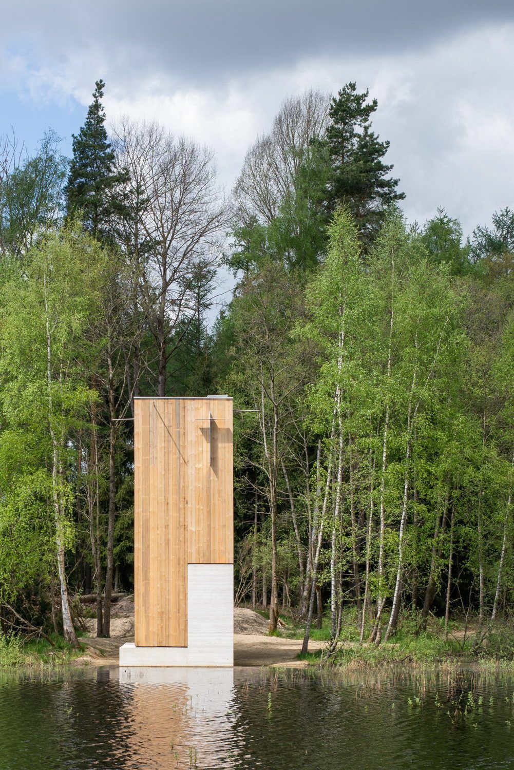 Das knapp über neun Meter hohe Bauwerk steht am Ufer eines Teiches, der die historische Kulturlandschaft im heutigen Naturschutzprojekt Waldnaabaue repräsentiert.