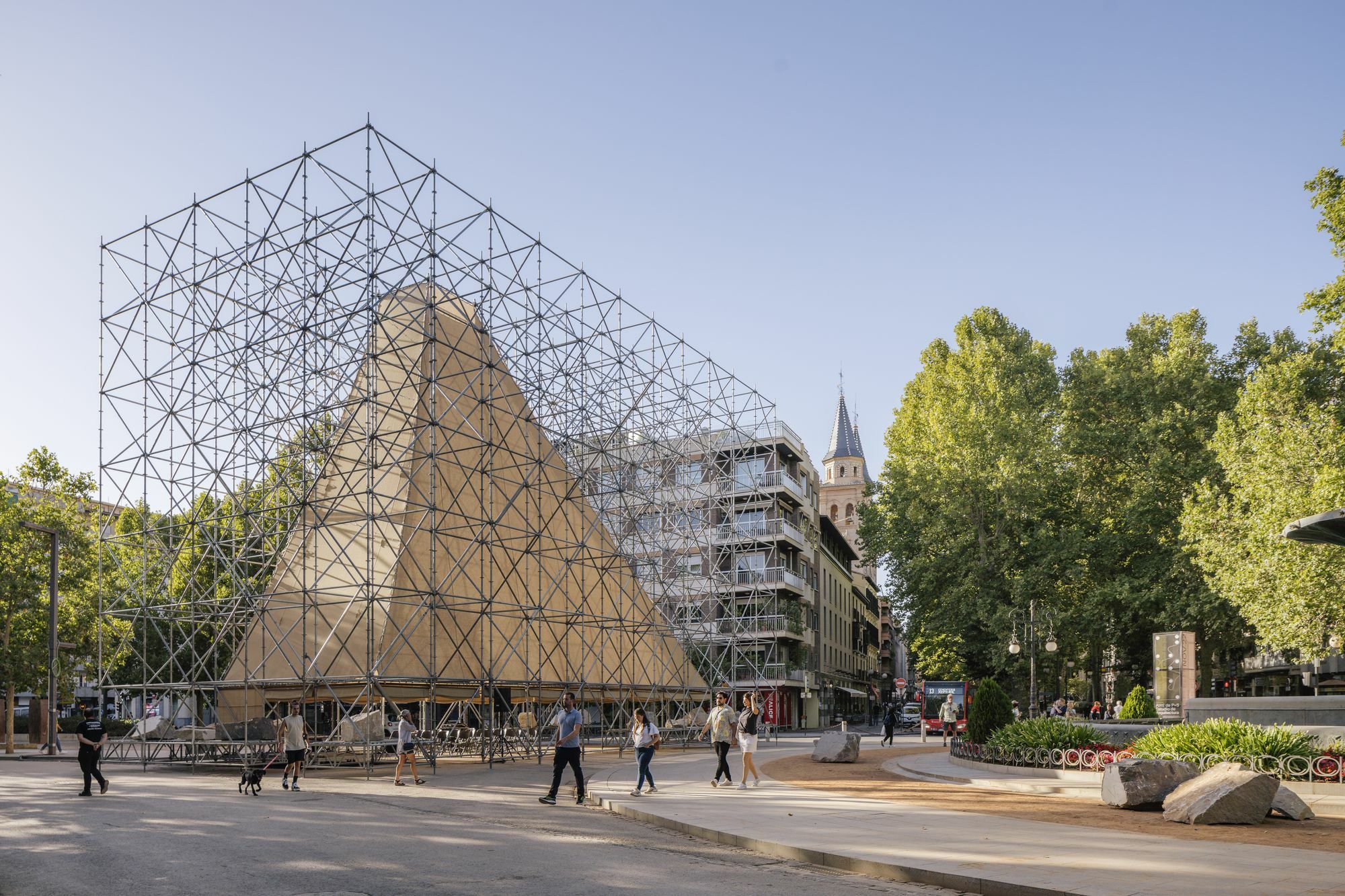 Die Installation nach einem Entwurf von P+S Estudio de Arquitectura befand sich an der Plaza del Humilladero in der südspanischen Stadt Granada.