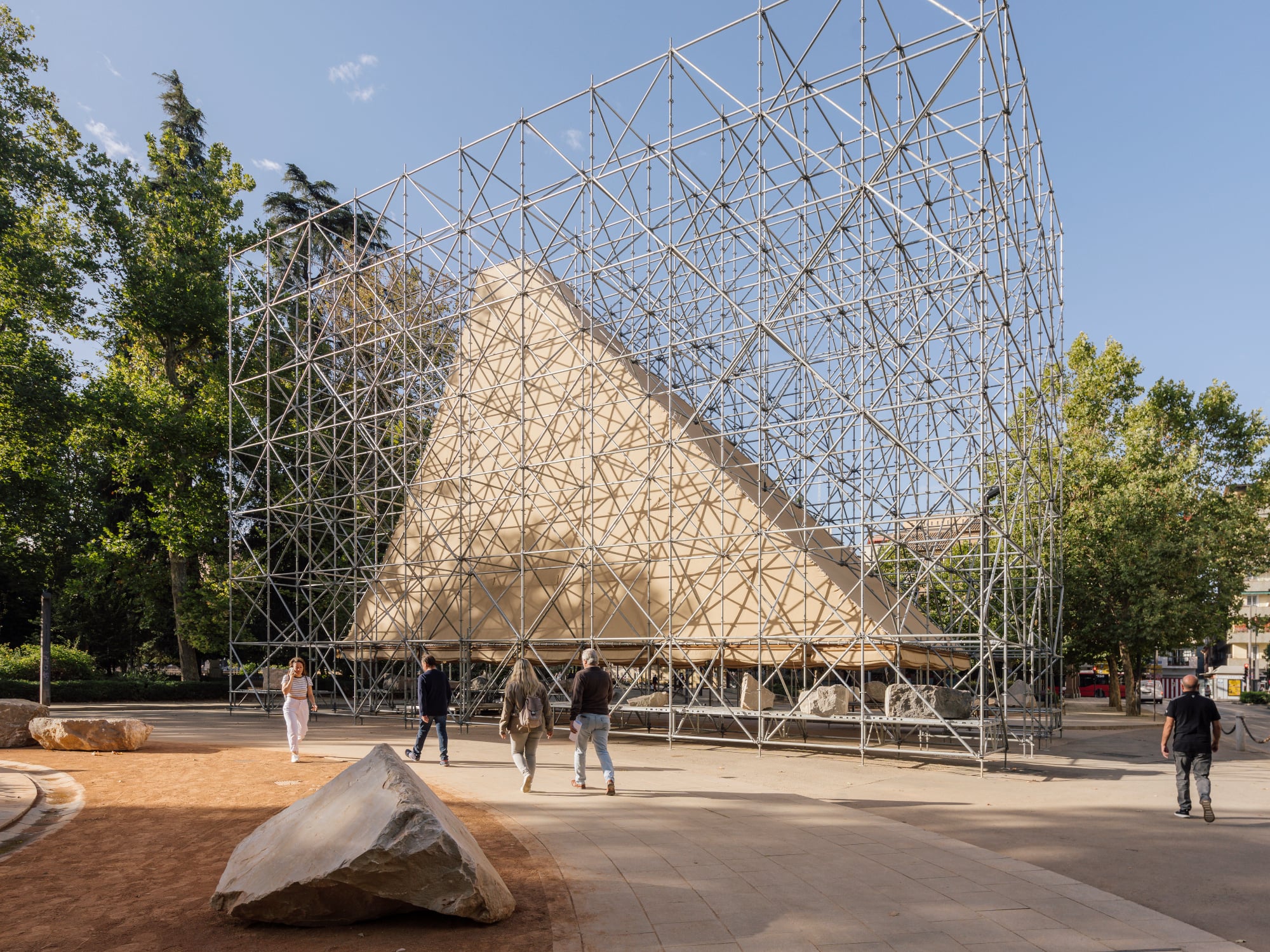 Der Pavillon AIRE markierte die erste Ausgabe des neu initiierten Architekturfestivals TAC!, das von Mitte Oktober bis Mitte November 2022 in Granada stattfand.
