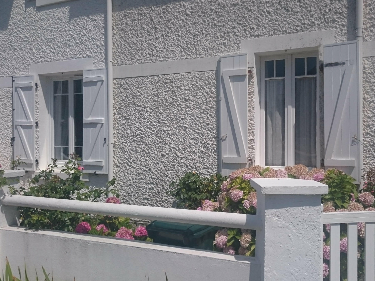Mit dem Begriff Klappladen sind oft Fensterläden gemeint, die sich um eine senkrechte Drehachse schwenken lassen.