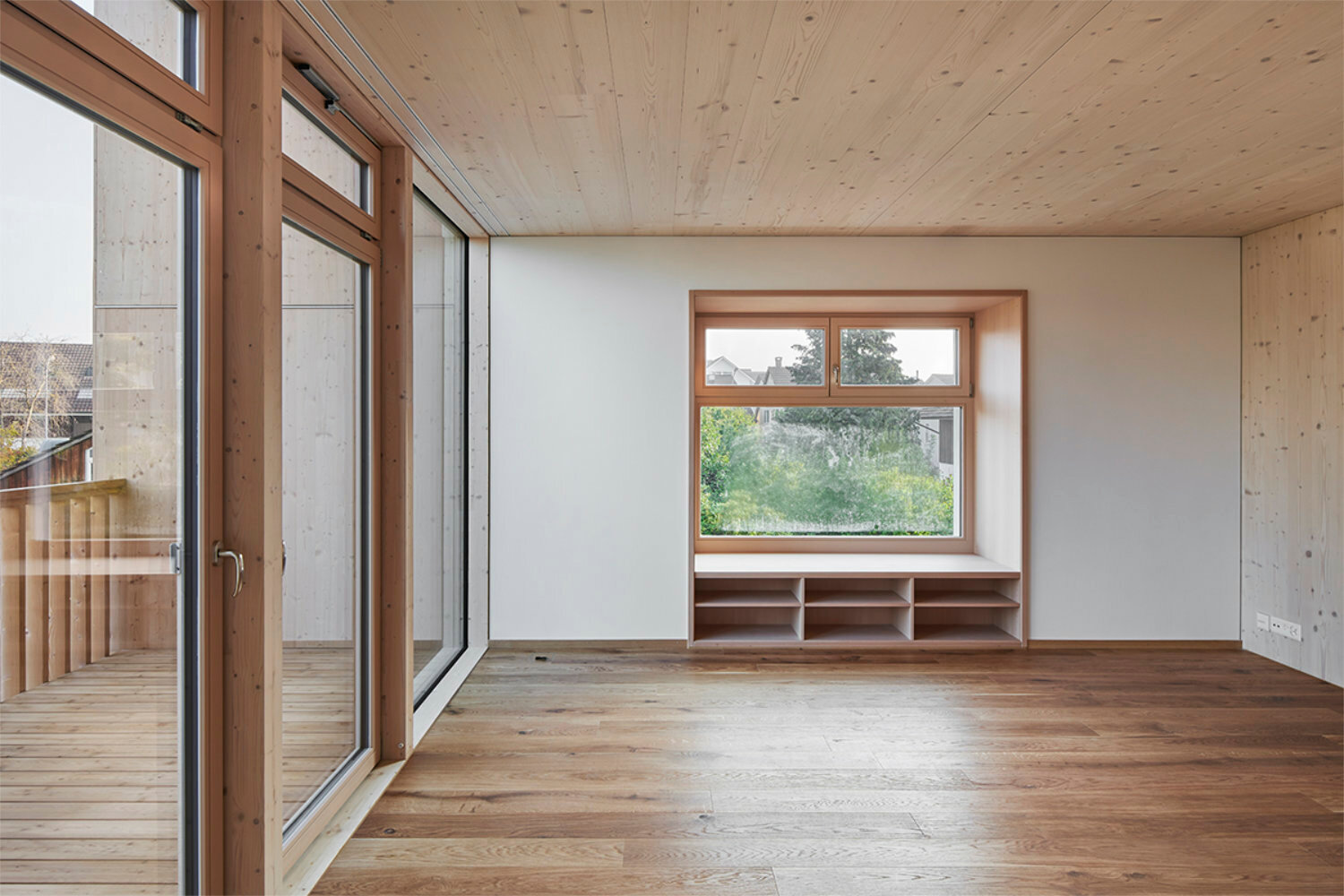 Dank der 75 cm dicken Strohdämmung entstehen tiefe Fensterlaibungen, die zum Sitzen und Lesen einladen.