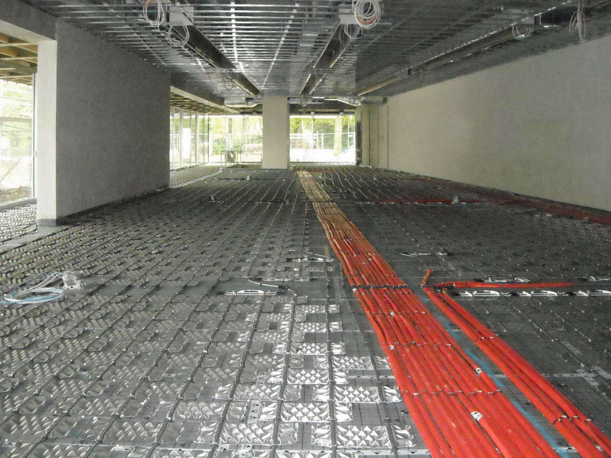 Die Beheizung und Kühlung der großen Ausstellungsräume erfolgt über das System Alu Floor Nass von PYD-Thermosysteme, das sich durch eine patentierte Pyramidenprägung auszeichnet.