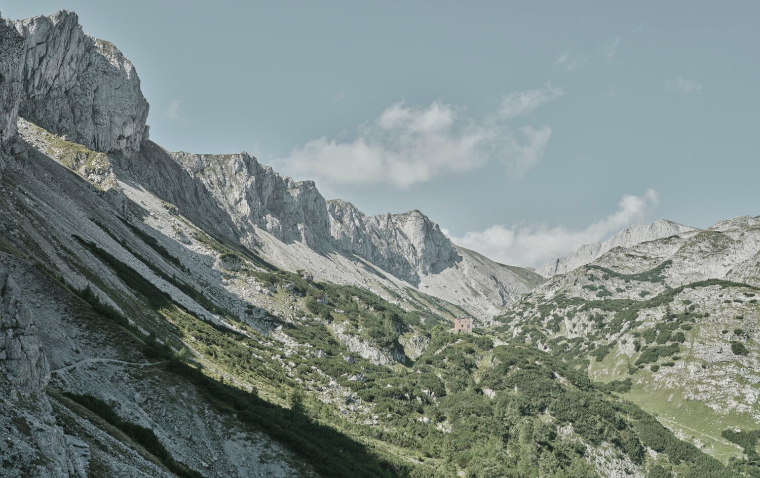 Dietger Wissounig Architekten aus Graz planten die Voisthalerhütte in alpiner Umgebung.