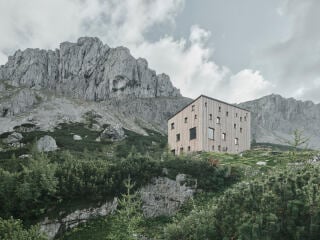 Der Neubau der Voisthalerhütte ersetzt die alte Schutzhütte aus dem Jahr 1898.