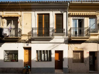 In El Cabanyal entstand im 19. und beginnenden 20. Jahrhundert ein rechtwinkliges enges Geflecht aus schmalen Gassen und ein- bis zweigeschossigen Reihenhäusern für Fischer und Handwerker.