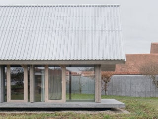 Von der Hauptstraße Schwabhausen aus zu sehen ist nur der unscheinabre Giebel des eigentlich 60 Meter langen Neubaus, den Alexander Tochtermann und Philipp Wündrich für eine Familie geplant haben.