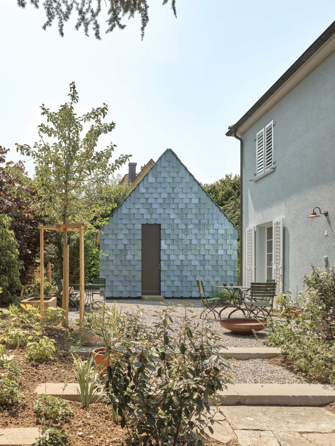 Bereits von der Straße sieht man das blaue Schuppenkleid, dem der „Pavillon Bleu“ seinen Namen verdankt.