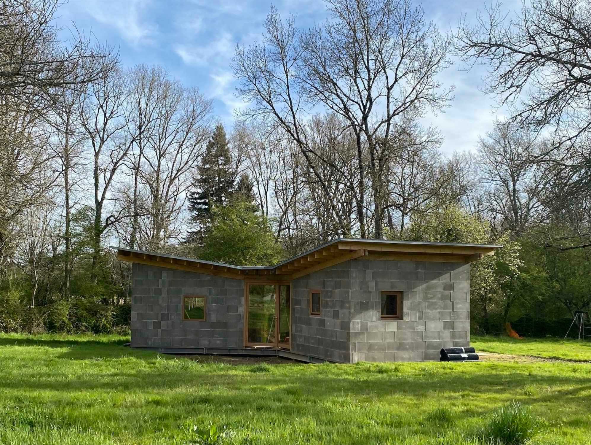 Das Häuschen ist eines von vielen im Garten des Landsitzes, an denen zum Teil bekannte Architekturbüros beteiligt waren.