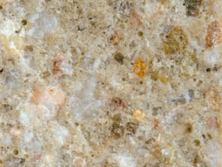 Bei Polymerbeton wird die Gesteinskörnung zum Beispiel mit Polyesterharz, Epoxidharz oder Polyurethan gebunden.