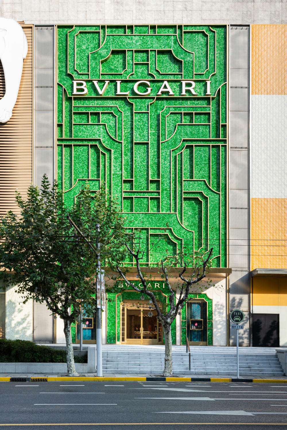 Die Fassade besteht aus grünlich-schimmerndem Glas aus recycelten Flaschen, bei dem sich die Beteiligten von feinem chinesischen Jadeschmuck sowie der lokalen Art-Decó-Architektur inspirieren ließen. 