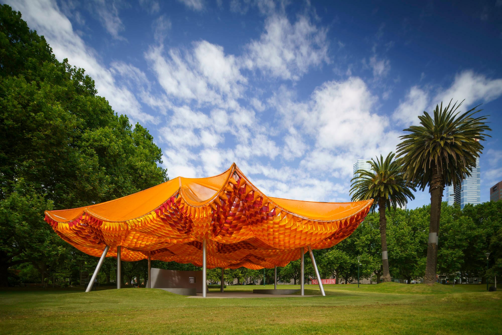Hinter dem Pavillon steht die Naomi Milgrom Foundation, die sich zum Ziel gesetzt hat, mit ihrer Förderung von Kunst, Design und Architektur das Leben aller Australier*innen zu verbessern.