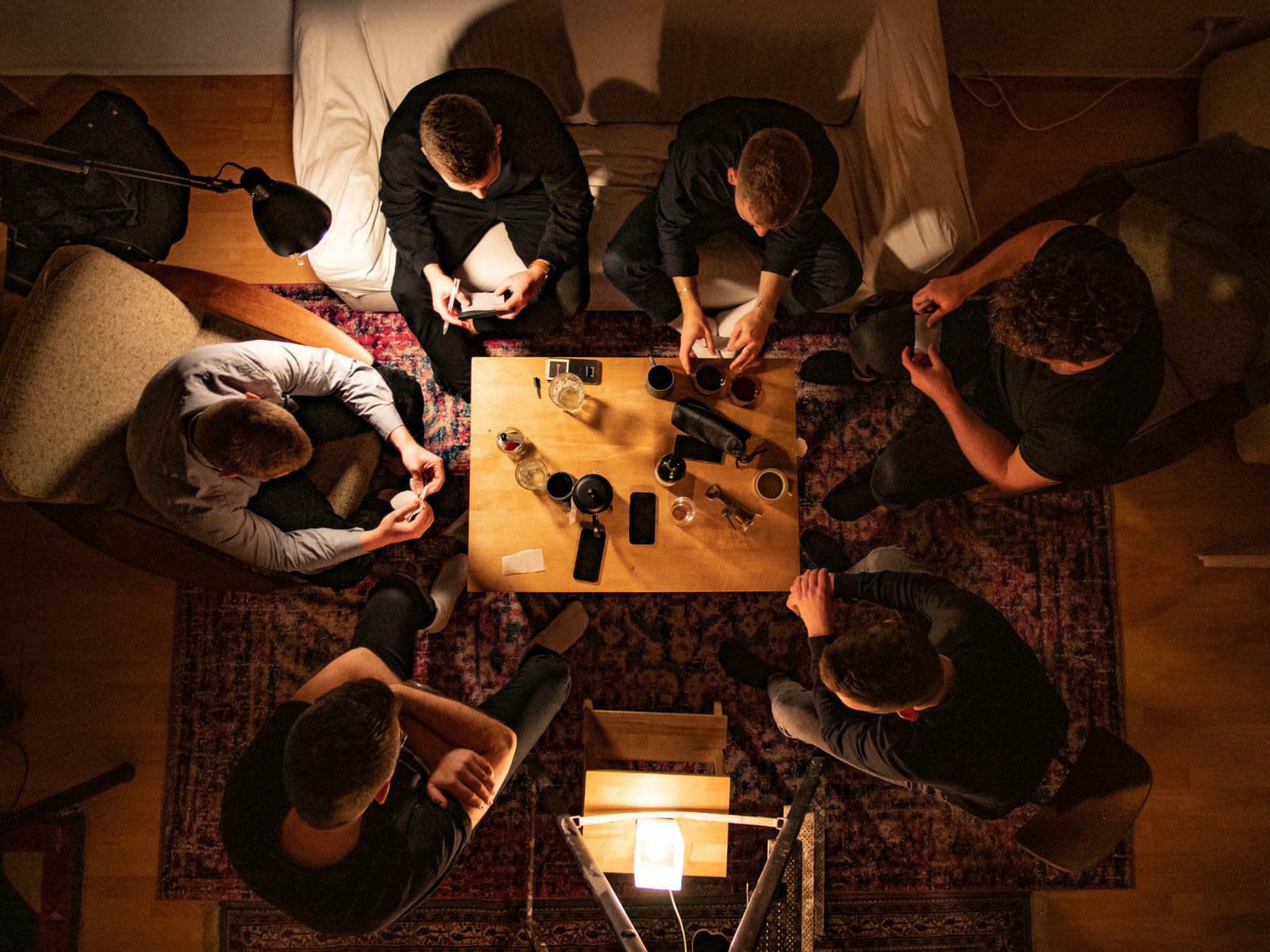 Die sechs Studenten bei der Aufnahme einer Podcastfolge