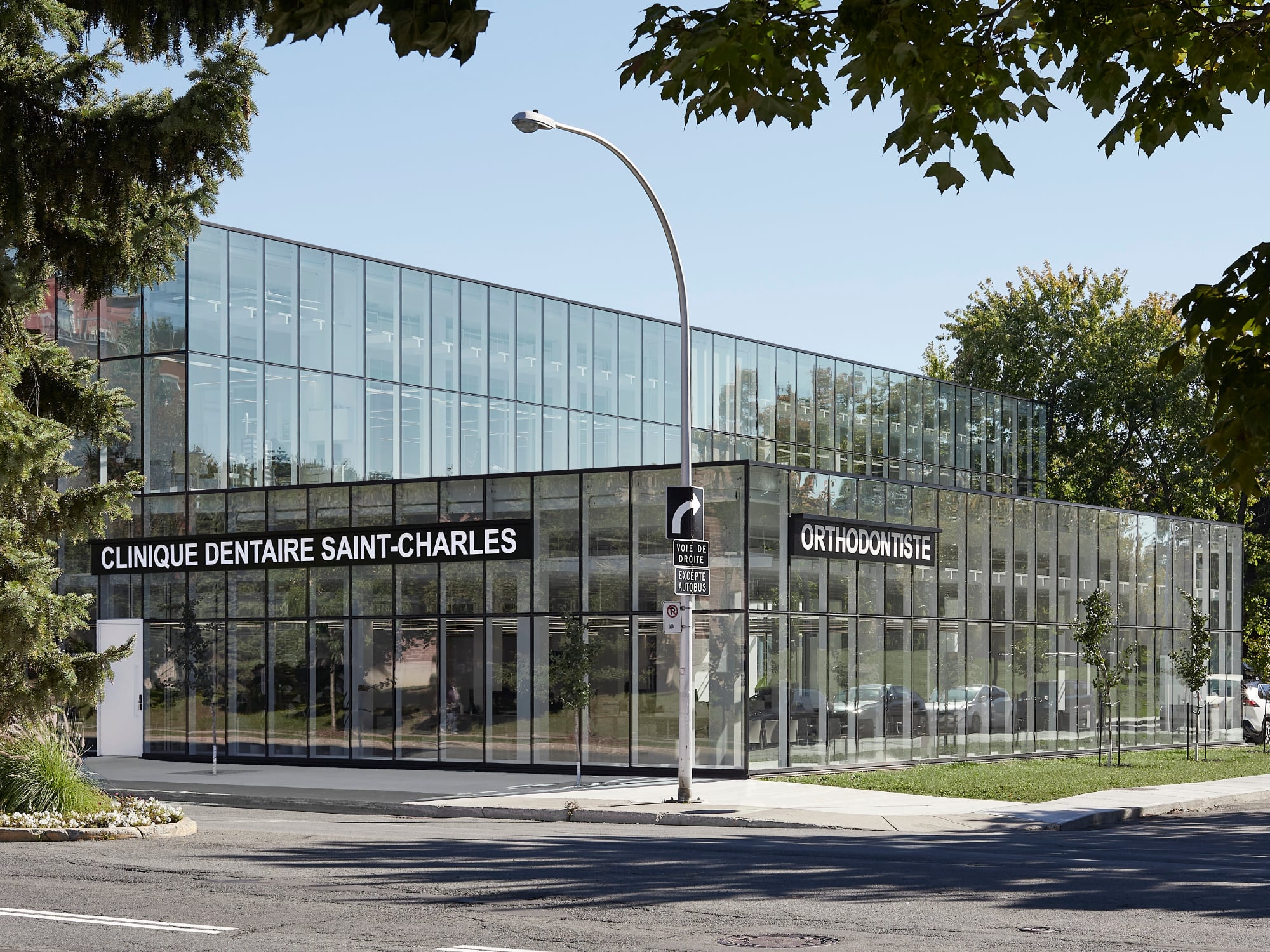Dominierend ist der Werkstoff Glas, der als transparente Trennfläche zwischen Innen- und Außenraum fungiert und während der zahnärztlichen Behandlung einen weiten Blick in die Umgebung erlaubt. 