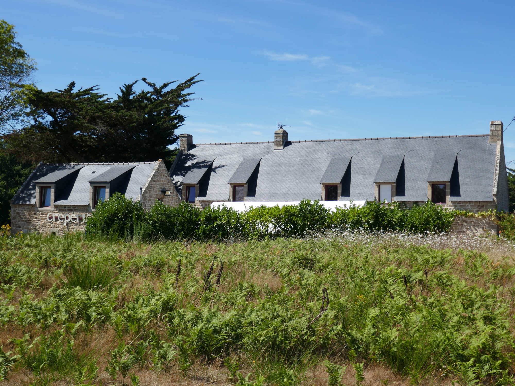 Landgut mit Schieferdach in der Bretagne, saniert und zur Creperie umgewandelt