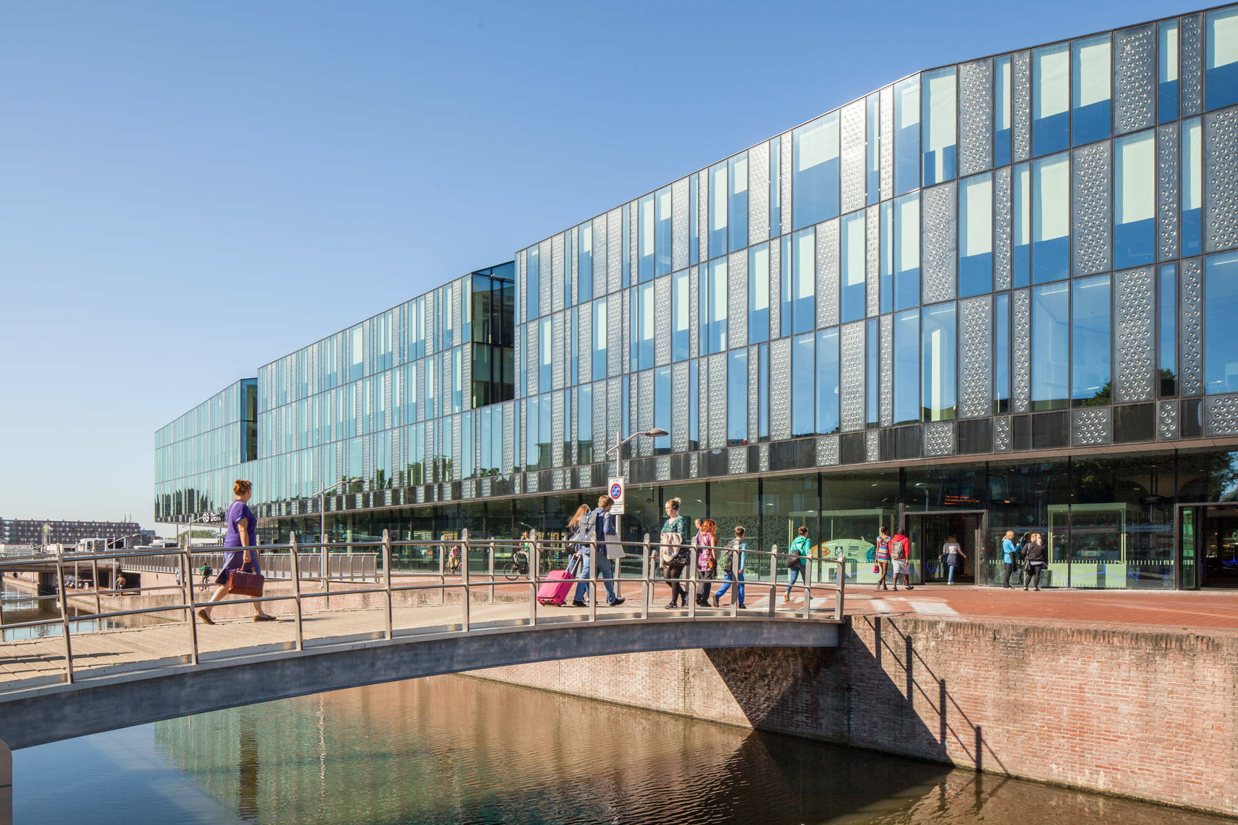 Der polygonale, fünfgeschossige Neubau liegt direkt an der Westsingelgracht und über einem ebenfalls neuen Bahnhofstunnel.