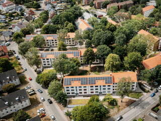 Insgesamt neun Gebäude, verteilt auf drei Gebäuderiegel, wurden vom genossenschaftlichen Bauverein zu Lünen saniert und mit einer Wärmepumpenkaskade sowie einer PV-Anlage ausgestattet.