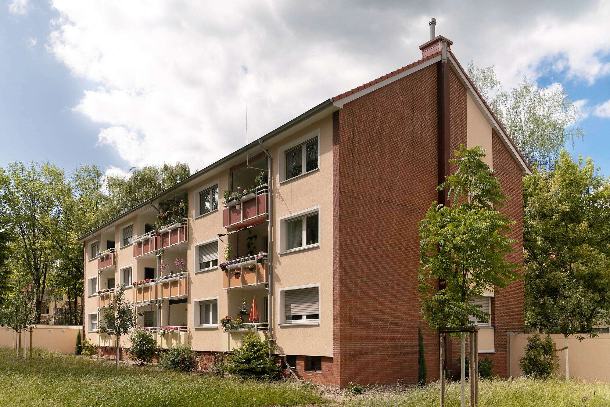 Zur Sanierung gehörte auch die Erneuerung der Dächer, Fassaden und Fenster sowie der wärmebrückenfreie Aufbau der Balkone.
