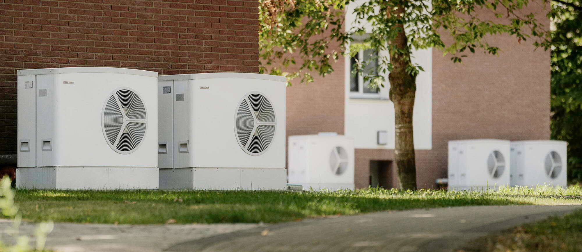 Die neuen Luft-Wasser-Wärmpumpen von Stiebel Eltron sind in Kaskade so geschaltet, dass der Betrieb einheitlich auf die einzelnen Geräte verteilt wird.