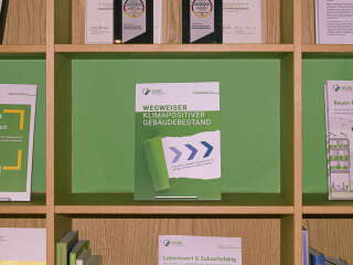 Der „Wegweiser Klimapositiver Gebäudebestand“ ist kostenfrei auf der Website der DGNB erhältlich: Teil 1 gedruckt und als PDF, Teil 2 nur als PDF.
