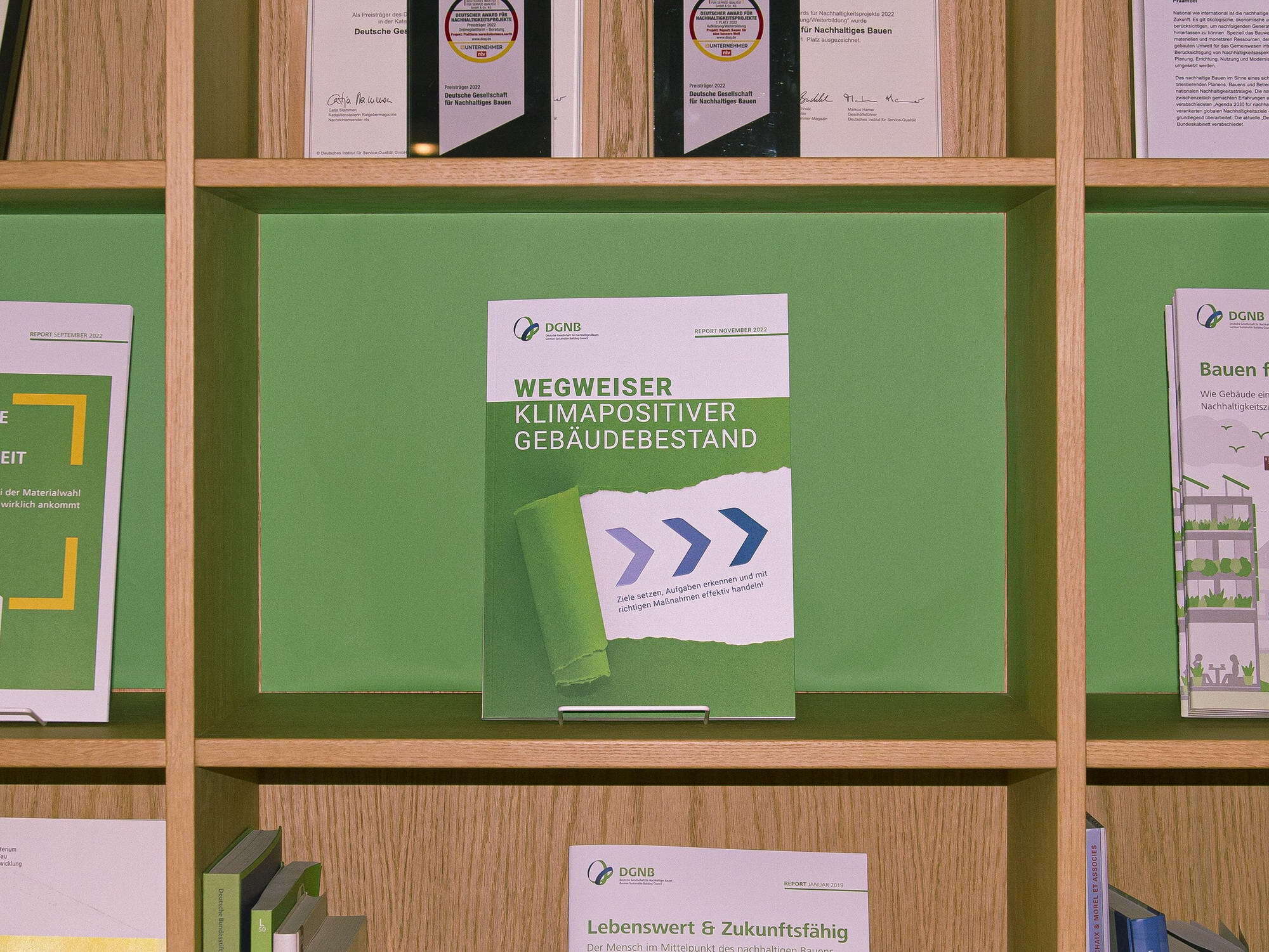 Der „Wegweiser Klimapositiver Gebäudebestand“ ist kostenfrei auf der Website der DGNB erhältlich: Teil 1 gedruckt und als PDF, Teil 2 nur als PDF.