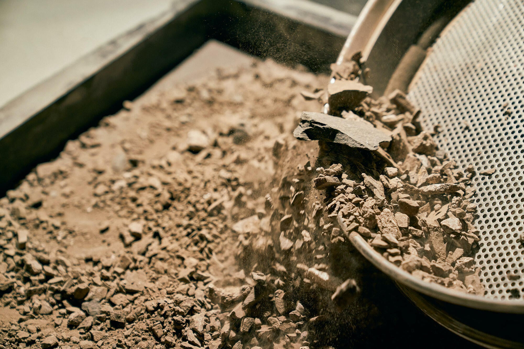 Füllmaterialien und Bindemittel des Geopolymerbetons bestehen aus Nebenprodukten von Industrie und Landwirtschaft.