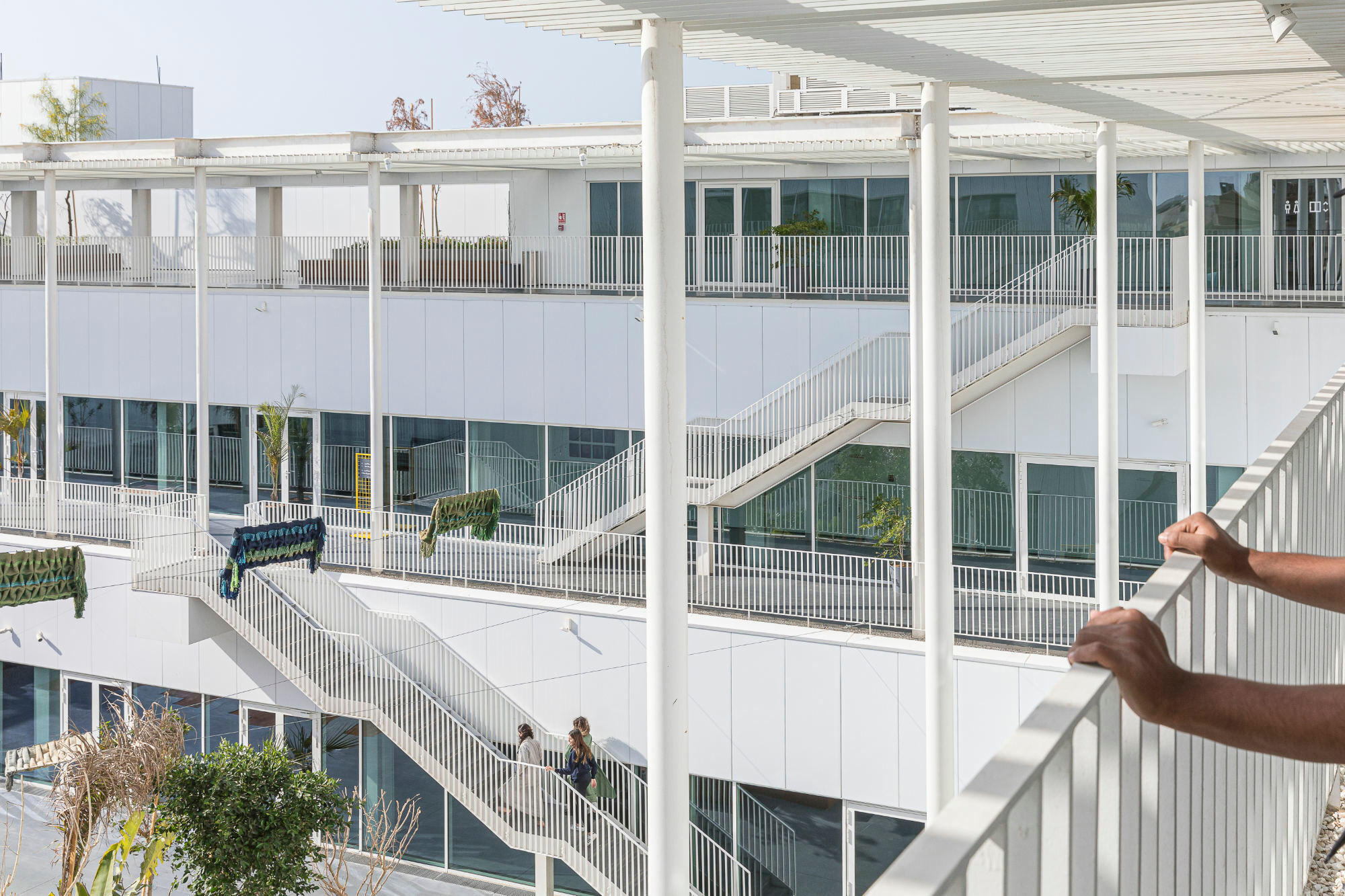 Eine ausladende Pergola verschattet die Dachterrassen auf den zurückspringenden Obergeschossen.