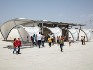 Das Team von Zaha Hadid Architects hat ein Zelt entwickelt, das sich unter anderem für Schulen und Kliniken eignet.