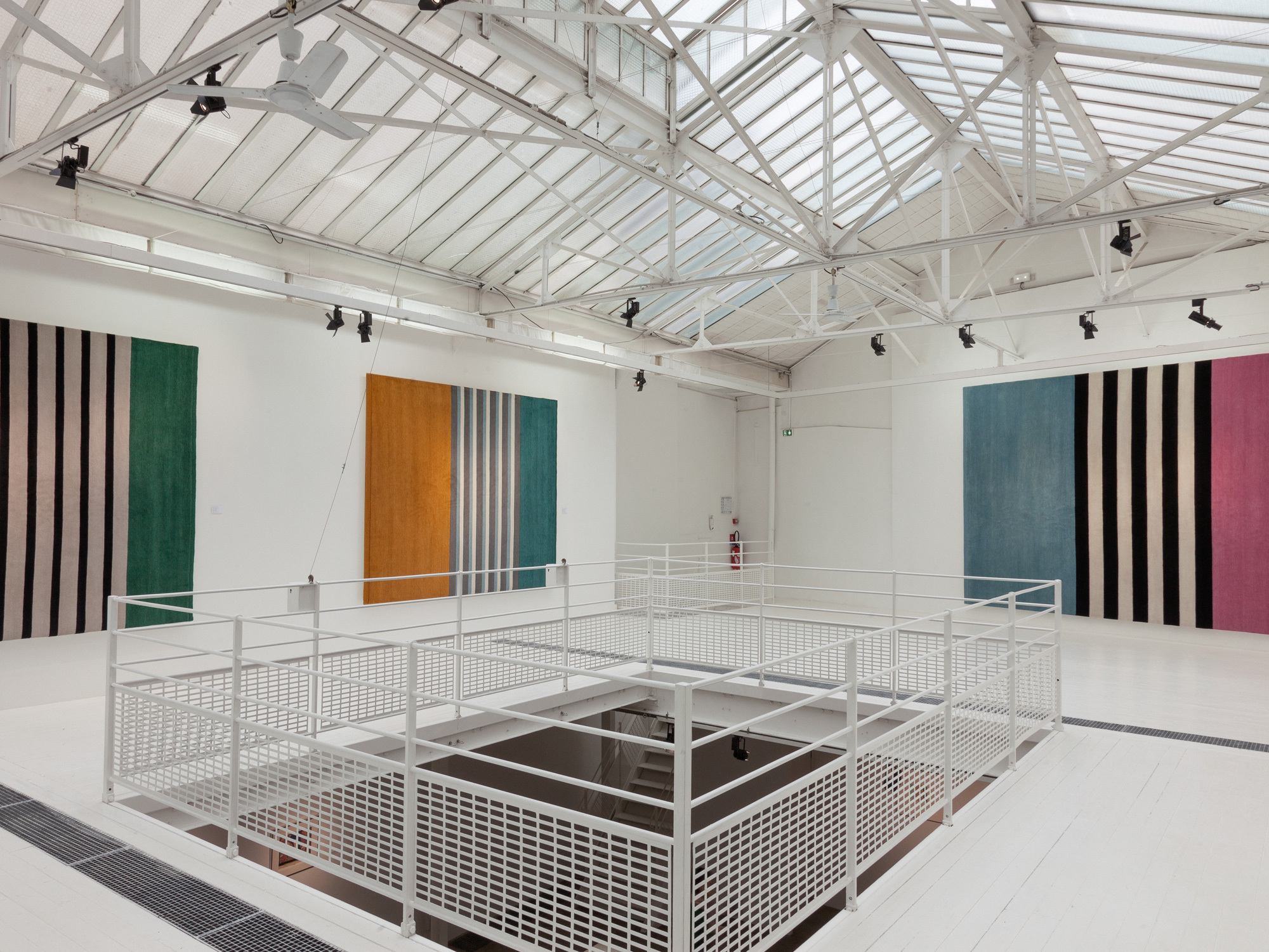 Das Mailänder Teppichlabel cc-tapis hat die Les Arcs Collection von Charlotte Perriand aufgelegt und in Paris präsentiert.
