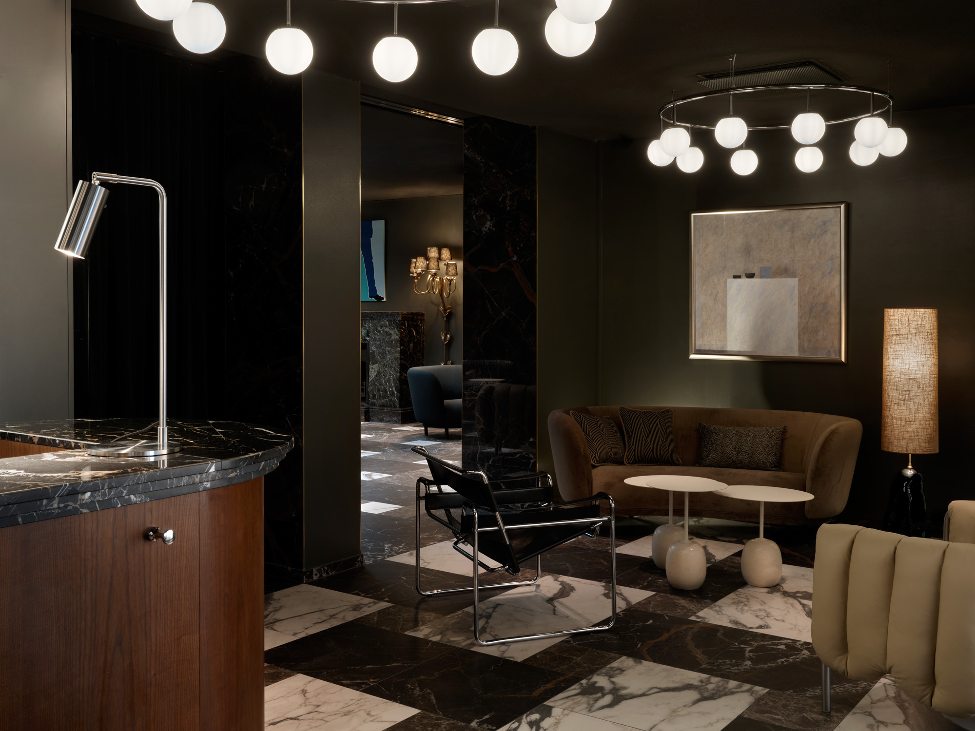 Schon in der Lobby empfängt den Gast eine schummrige Atmosphäre mit Erdtönen, die sehr elegant wirkt. 