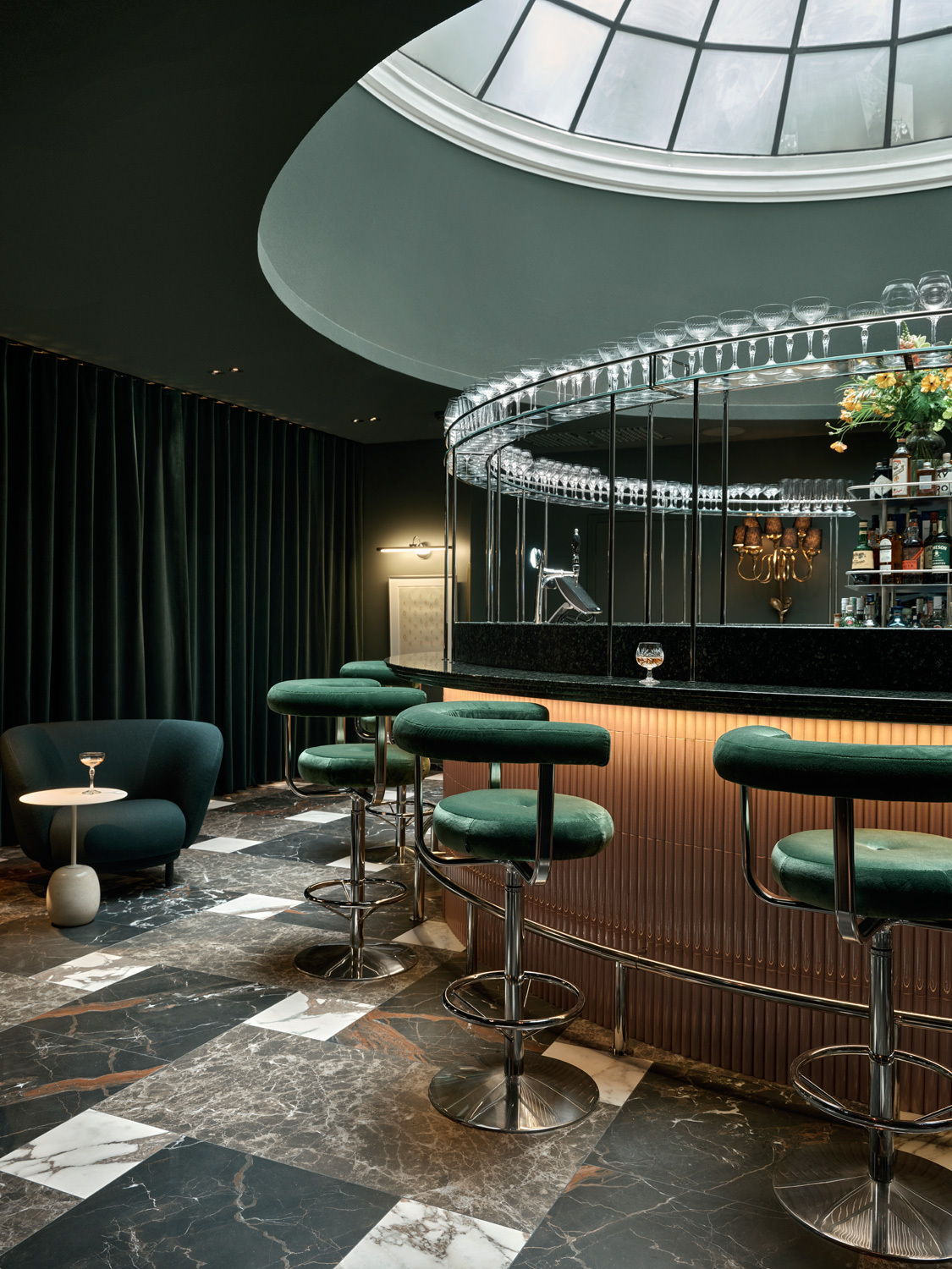 Die American Bar wurde, wie sämtliche gastronomischen Räume, von Studio Fyra neu gestaltet.