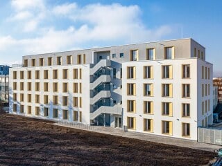 Der Bürobau nach Plänen von Schwarz setzt sich aus vier Vollgeschossen und einem Staffelgeschoss zusammen, unterirdisch gibt es zwei Parkebenen mit 67 Stellplätzen.