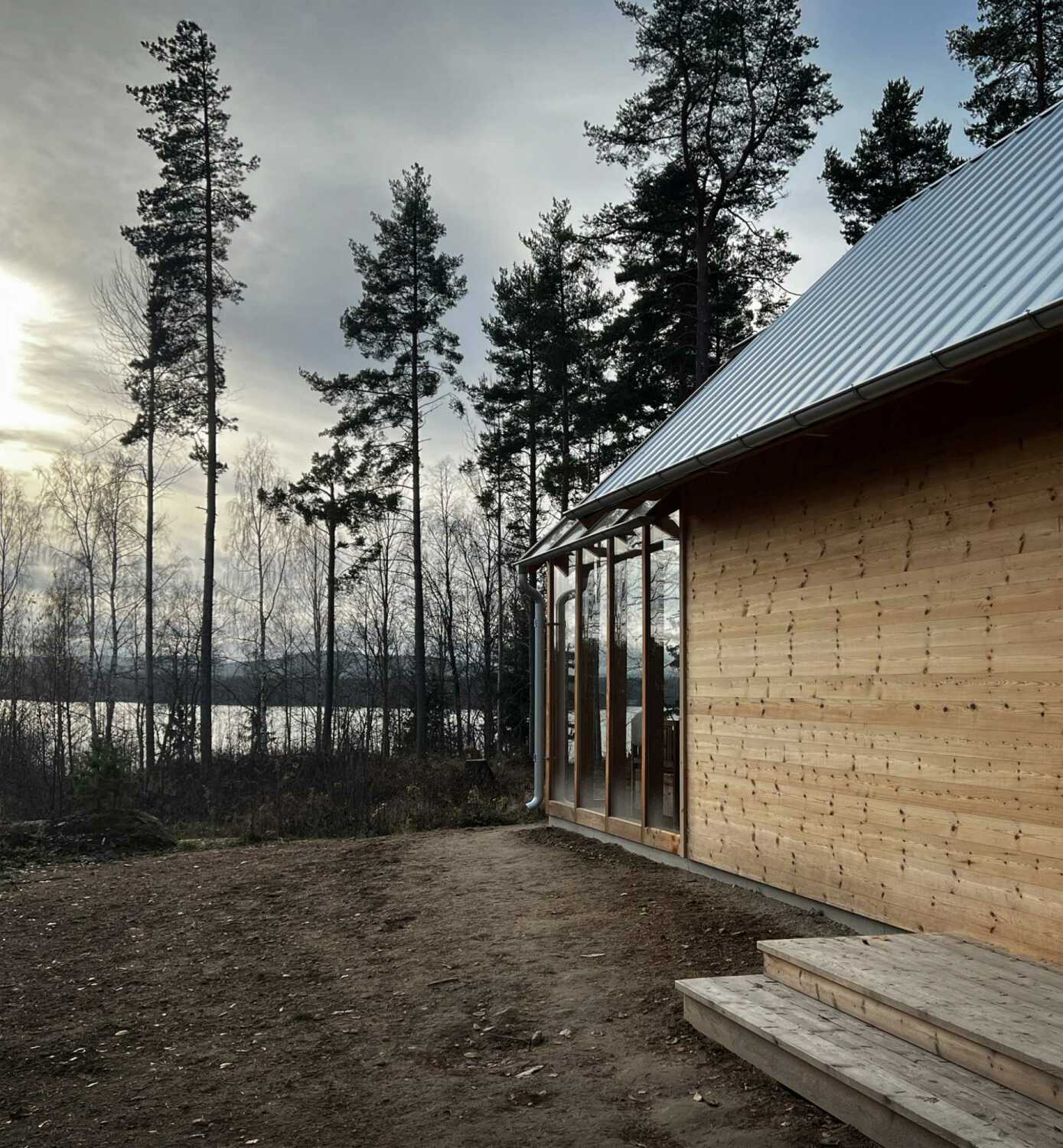 Südlich des Hauses liegt der See Voxsjön.