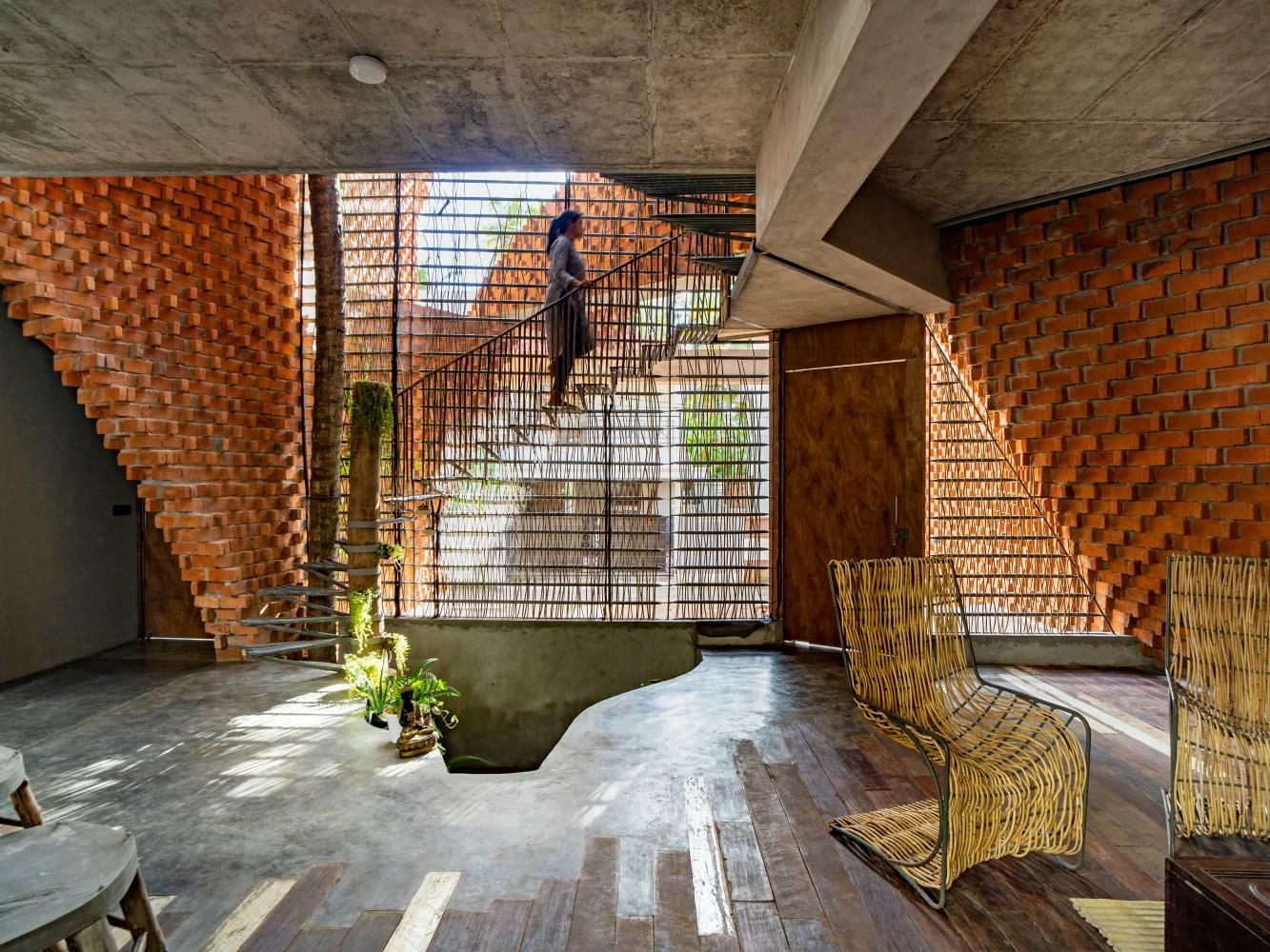 Das indische Büro Wallmakers orientierte sich für seinen Entwurf eines privaten Wohnhauses in der Stadt Trivandrum an der Architektur Laurie Bakers.