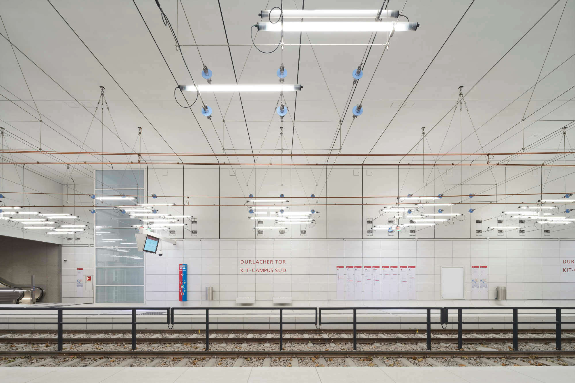 Inspiration für den lichtkünstlerischen Eingriff waren die Oberleitungen der Straßenbahnen; dementsprechend sind in den Banhöfen Drahtseile als Beleuchtungsaufhängung quer über beide Bahnsteige gespannt. 
